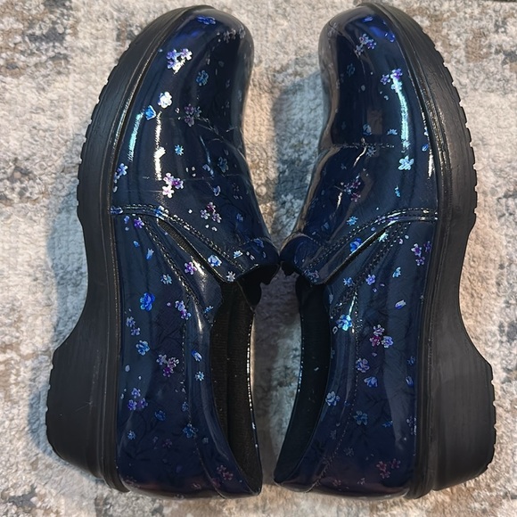 Easy Works by Easy Street Blue Floral Print Tiffany Clogs - Picture 6 of 6